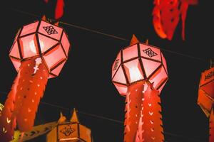 lanternas para ambos tailandês e chinês felicidade festivais foto