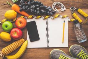 ginástica conceito com exercício equipamento em de madeira fundo. foto