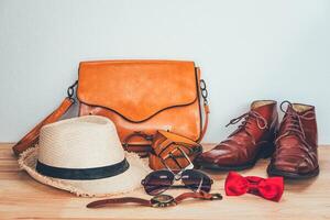 roupas para homens em a de madeira chão foto