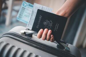 pessoas segurando passaportes e coronavírus vacinação registro cartão, mapa para viagem com bagagem para a viagem. covid-19 por aí a mundo foto