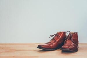 masculino Castanho sapatos em uma de madeira chão. foto