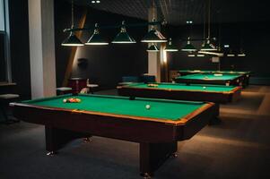 de bilhar mesa com verde superfície e bolas dentro a de bilhar clube.piscina jogos foto