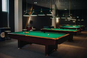 de bilhar mesa com verde superfície e bolas dentro a de bilhar clube.piscina jogos foto