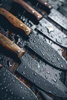 ai gerado Preto Damasco aço facas em uma de madeira borda dentro a chuva foto