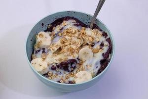 açaí em uma panela azul foto