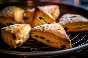 ai gerado scones - popular dentro a Unidos reino, scones estão levemente adoçado cozido bens, semelhante para uma pão rolar, frequentemente servido com coagulado creme e geléia foto