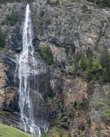 cascata fluindo sobre a colorida rochas, Áustria. foto