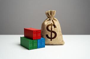 pilha do Remessa containers e dólar dinheiro bolsa. troca, economia e transporte indústria. gdp e Produção. importar ou exportar. tarifas e imposto coleções. Produção do containers. foto