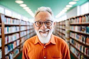 ai gerado retrato do uma alegre, feliz idosos homem dentro colori roupas e óculos dentro a biblioteca foto