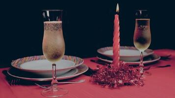 vela luz jantar.dois óculos do champanhe e Natal decorações foto