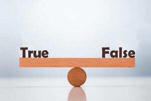 verdade vs falso palavra balanceamento em gangorra escolha conceito foto