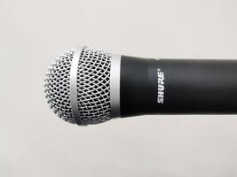 shure sem fio microfone isolado em uma branco fundo, surakarta, Indonésia - dezembro 9, 2023 foto