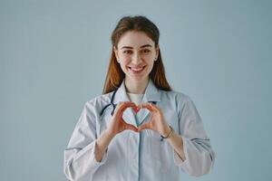 ai gerado jovem mulher médico faz coração gesto médico conceito. foto
