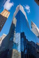 ai gerado foto do imponente arranha-céus, capturando a em torno da edifícios e céu ai gerado