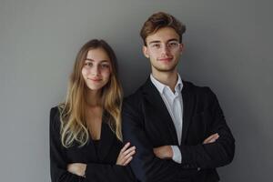 ai gerado o negócio parceiros posando dentro frente do cinzento fundo olhando às Câmera e sorridente. foto