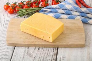 pedaço de queijo orgânico natural a bordo foto