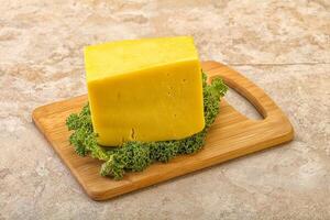 produtos lácteos de queijo tilsiter amarelo foto