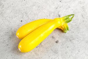 amarelo jovem abobrinha para cozinhando foto