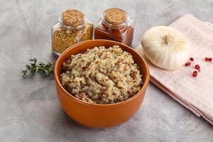 vegano cozinha - fervido Quinoa cereal foto