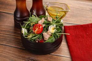 salada com atum, tomate, Codorna ovo e Rúcula foto