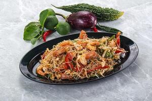 tailandês picante aletria salada com camarão foto