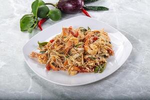 tailandês picante aletria salada com camarão foto