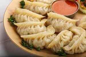 tibetano dumplings momo com frango, carne ou legumes foto