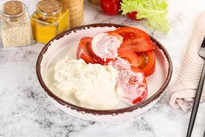 salada com fatiado tomate e Stracciatella foto