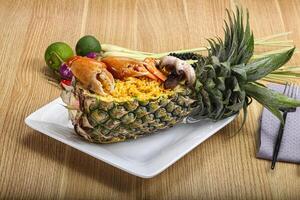 arroz com frutos do mar dentro abacaxi foto
