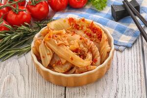 comida coreana - repolho kimchi picante foto