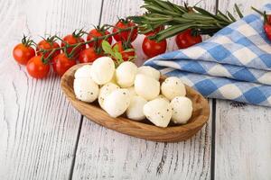 bolas de queijo mussarela na tigela foto