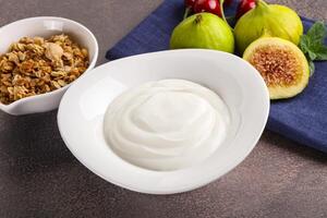 tradicional caseiro grego iogurte com granola foto