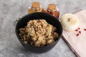 vegano cozinha - fervido Quinoa cereal foto