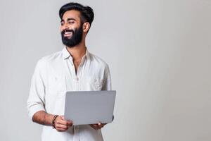 ai gerado sorridente jovem homem com computador portátil sonhando e pensamento. foto