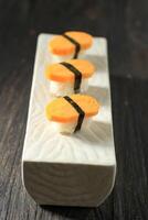 tamago nigiri ovo Sushi com nori foto