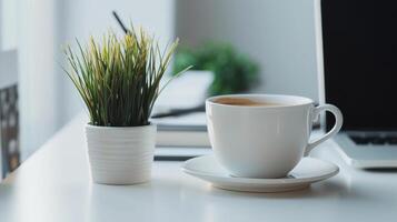 ai gerado minimalista escrivaninha configuração com uma em vaso plantar, uma copo do café, e ordenadamente arranjado escritório suprimentos, fundo imagem, generativo ai foto