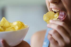 anônimo Adolescência menina sobre para comer crocantes batata lasca às casa foto