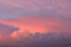 colorida tarde panorama com suave pastel colori cloudscape em aguarela colorido pôr do sol céu. abstrato natureza fundo foto