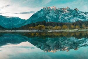 lindo lago Jasna dentro kranjska gora com visível reflexões do navalha e skrlatica dentro a água dentro cedo outono foto