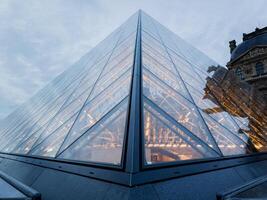 Paris, França, janeiro 19, 2024 - grelha Palácio e a pirâmide. foto