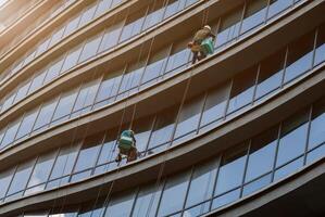 trabalhadores lavar a fachada foto