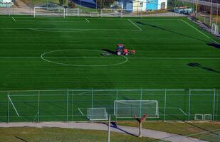 topo Visão em uma trator cuidados para a futebol campo foto