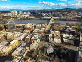 Visualizações do Portland a partir de uma Alto ponto dentro a cidade. Visão a partir de a janela do a Portland cidade grade frutos do mar restaurante. foto