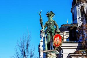 mais selvagem mann selvagem homem estátua perto a receitas festspielhaus dentro salzburgo, Áustria Europa. foto