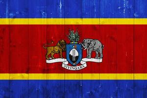 bandeira e casaco do braços do reino do Eswatini em uma texturizado fundo. conceito colagem. foto