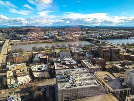 Visualizações do Portland a partir de uma Alto ponto dentro a cidade. Visão a partir de a janela do a Portland cidade grade frutos do mar restaurante. foto