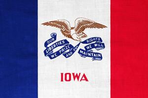 bandeira do iowa Estado EUA em uma texturizado fundo. conceito colagem. foto