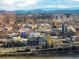 Visualizações do Portland a partir de uma Alto ponto dentro a cidade. Visão a partir de a janela do a Portland cidade grade frutos do mar restaurante. foto