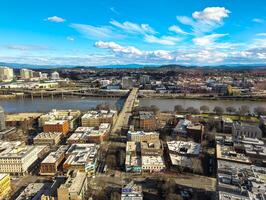 Visualizações do Portland a partir de uma Alto ponto dentro a cidade. Visão a partir de a janela do a Portland cidade grade frutos do mar restaurante. foto