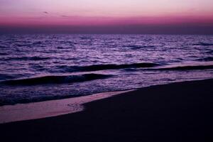 lindo pôr do sol em a praia, foto Como uma fundo, digital imagem